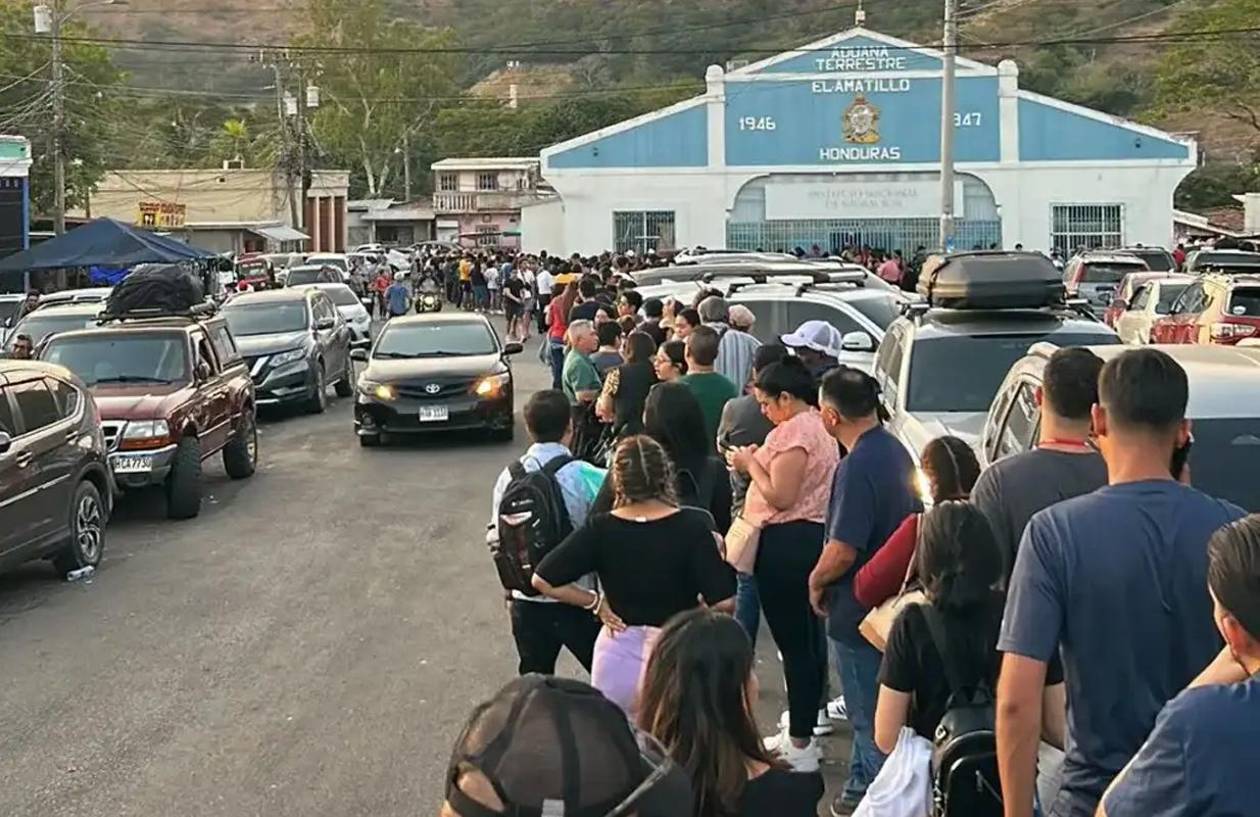 Hondureños saturan la frontera con El Salvador por el Feriado Morazánico