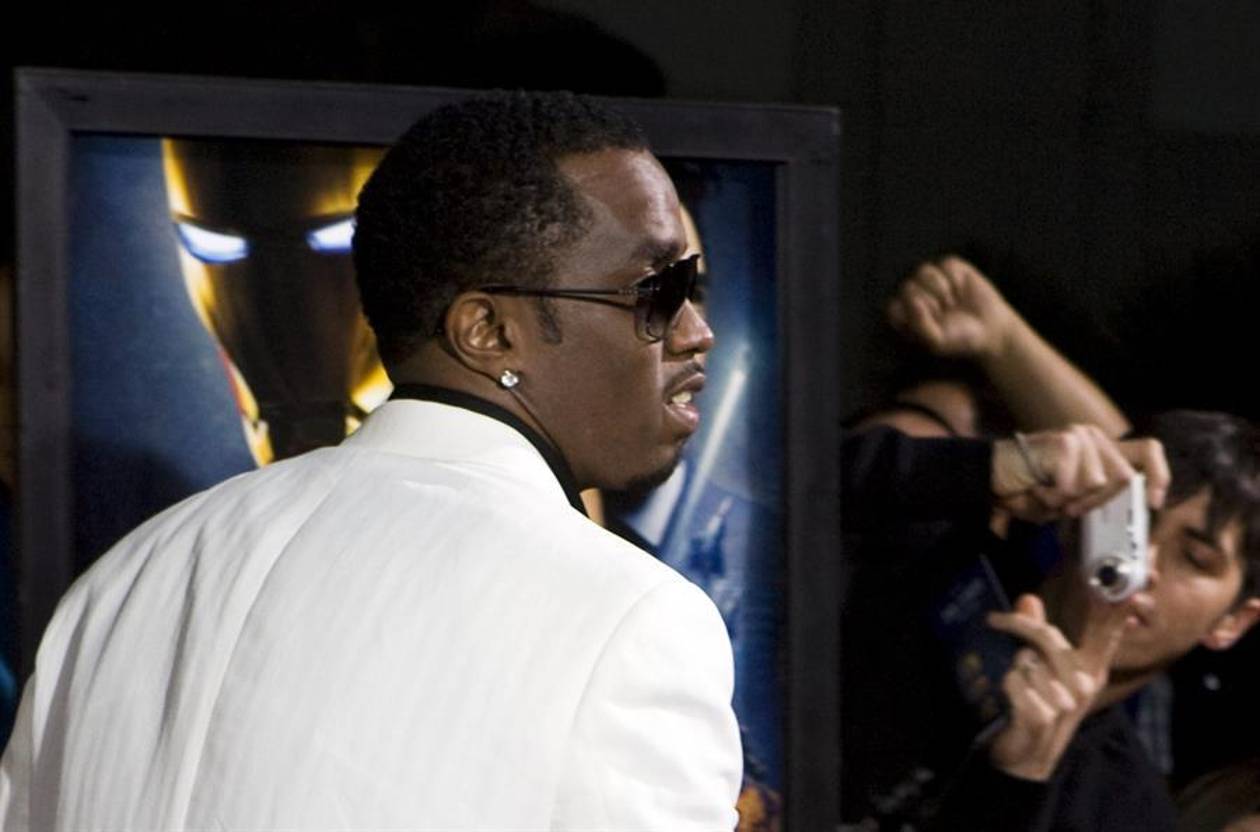 Diddy demanda a NBC por  vincularlo a la muerte de su ex