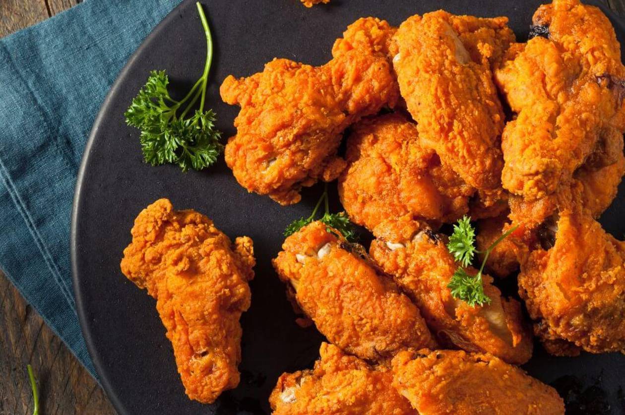 Alitas marinadas en chile en polvo y ajo
