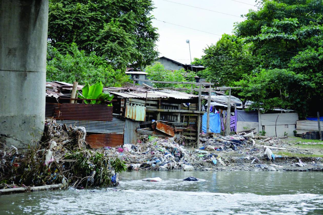 Multas de L25,000 a personas que tiren basura en sitios prohibidos