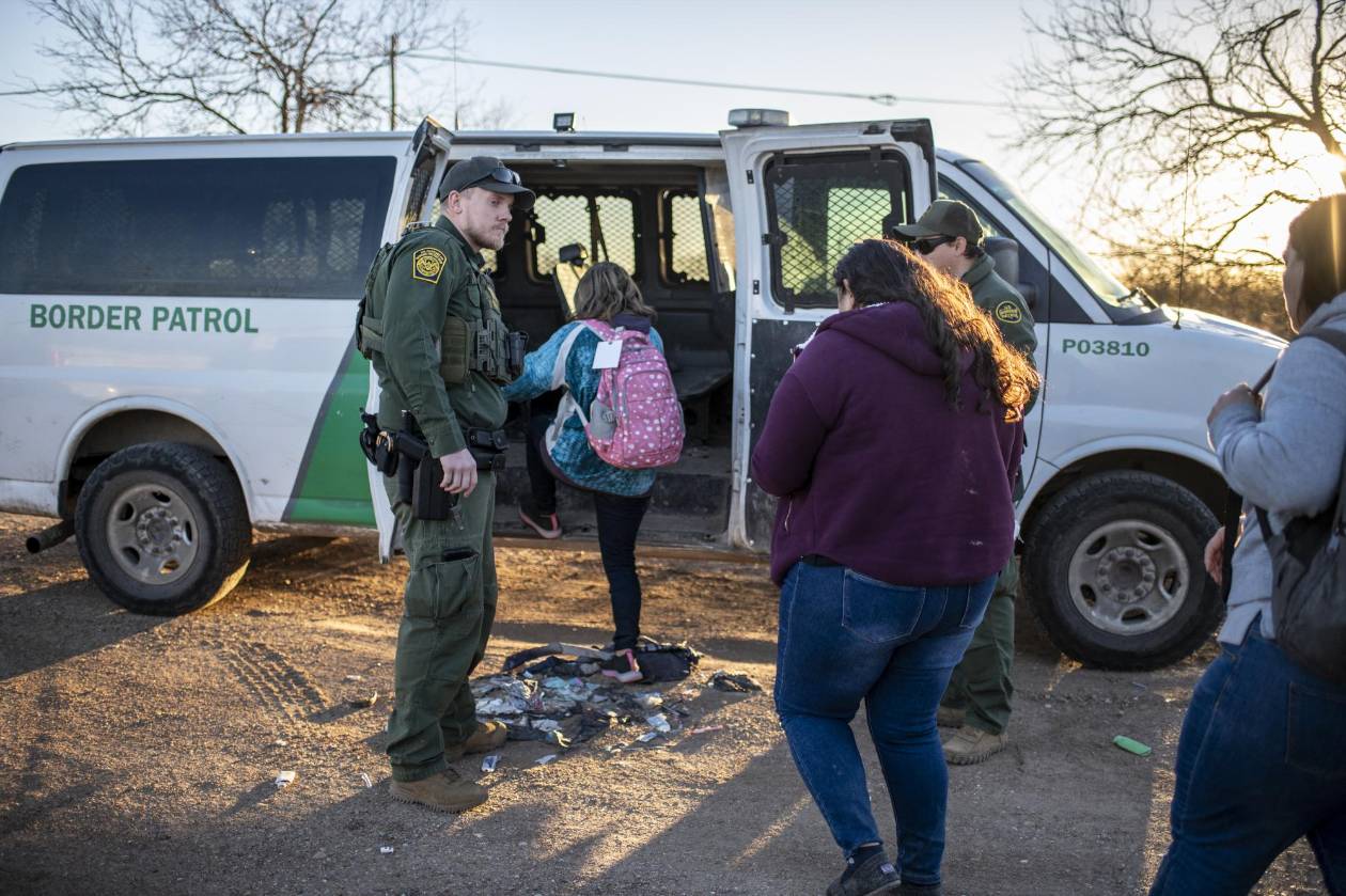 EEUU estudia liberar a miles de inmigrantes detenidos por falta de fondos, según el WP