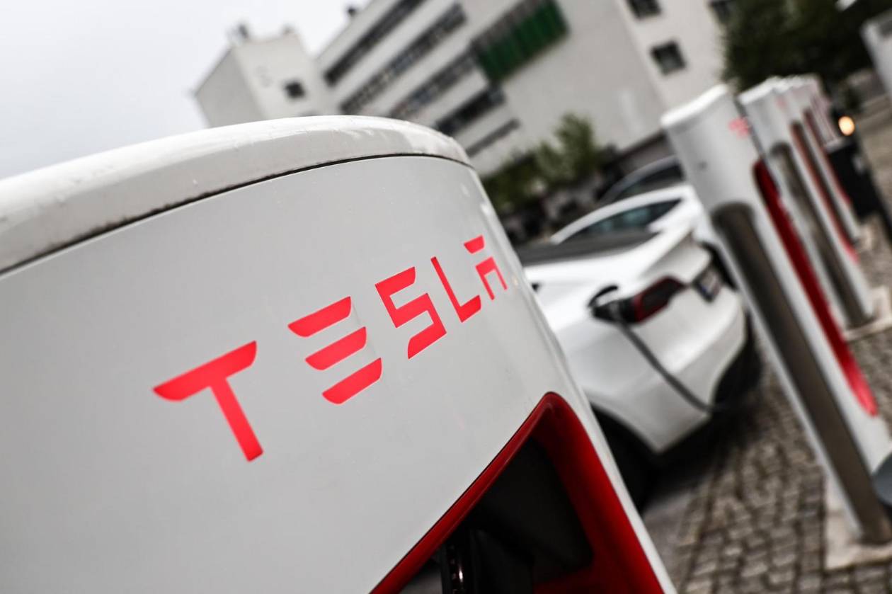 Tesla lanzaría en septiembre un modelo avanzado de conducción autónoma