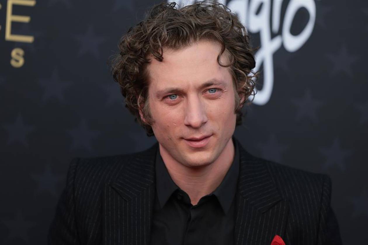 Jeremy Allen White  protagonizará  drama romántico de Netflix