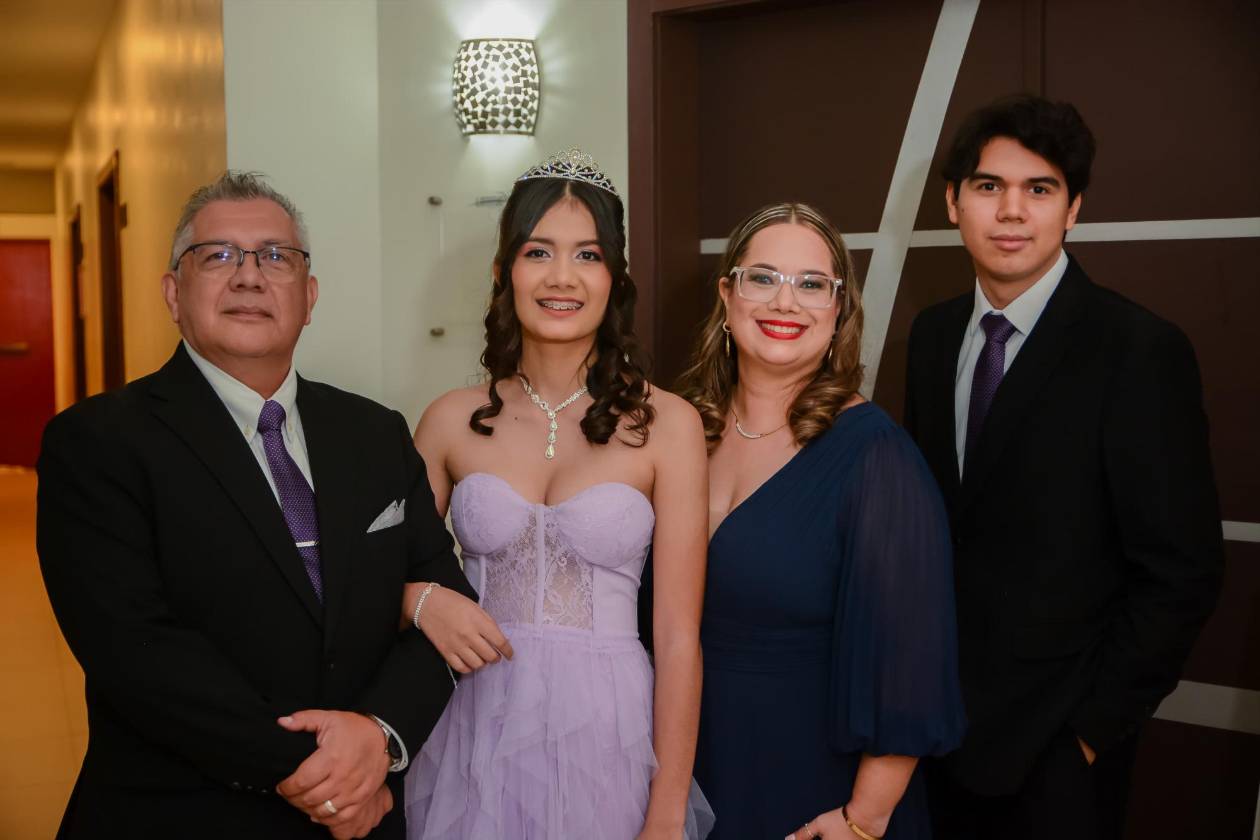 Emma Celis Vaquero celebra sus 15 años con sus seres queridos