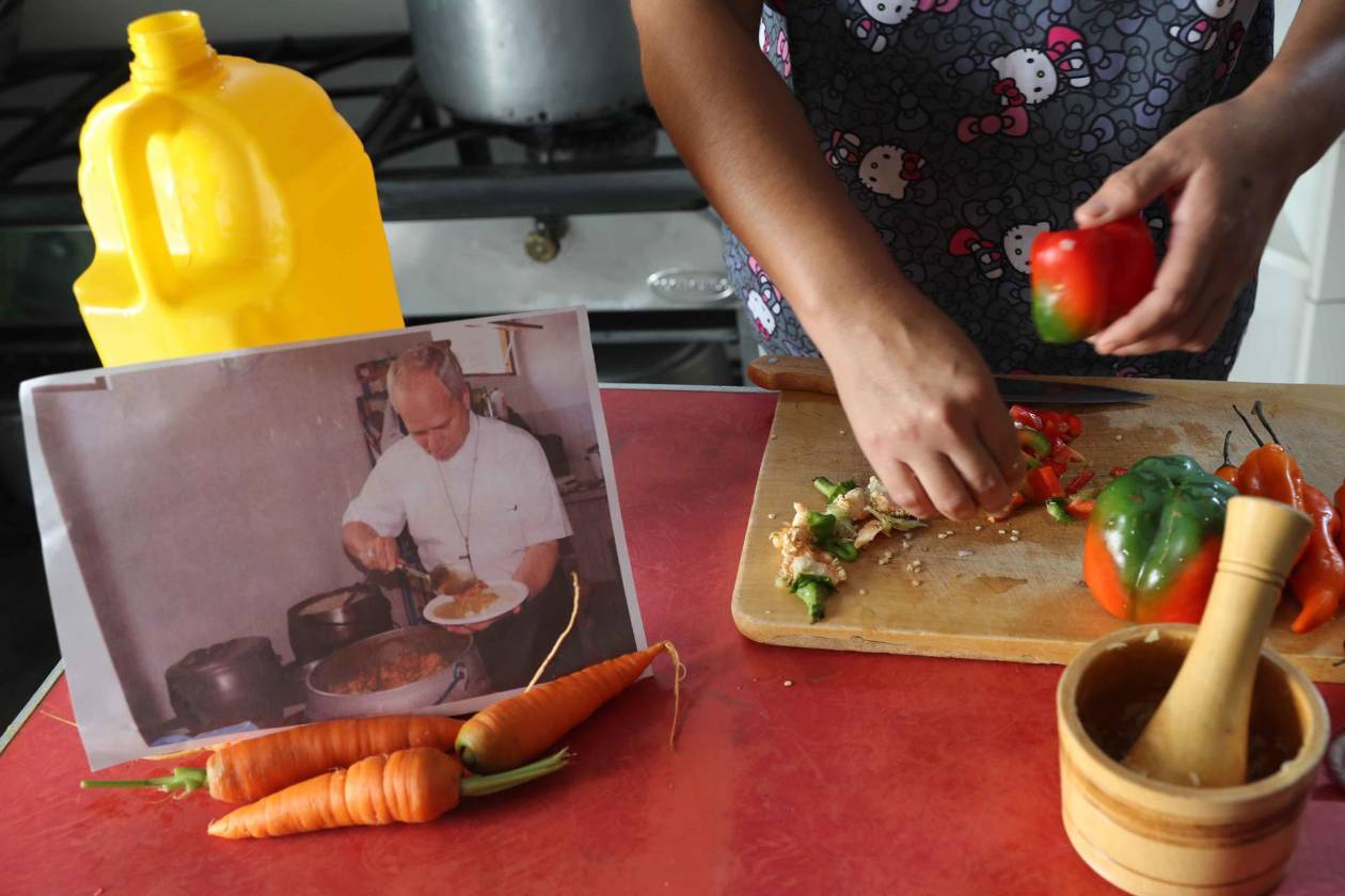 La simbólica historia de la foto de León XIV sirviendo comida peruana