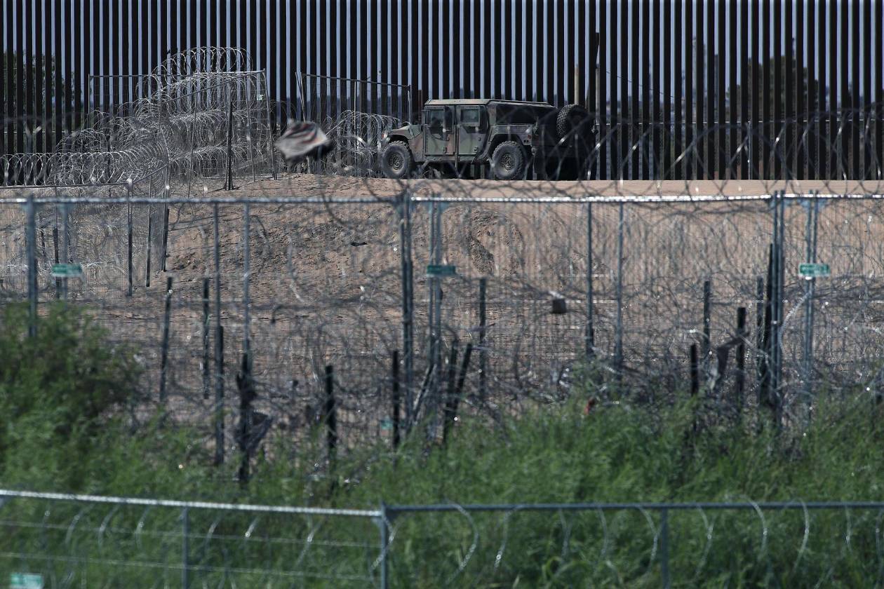 Texas amplía su controversial alambrada antimigrantes en la frontera con México