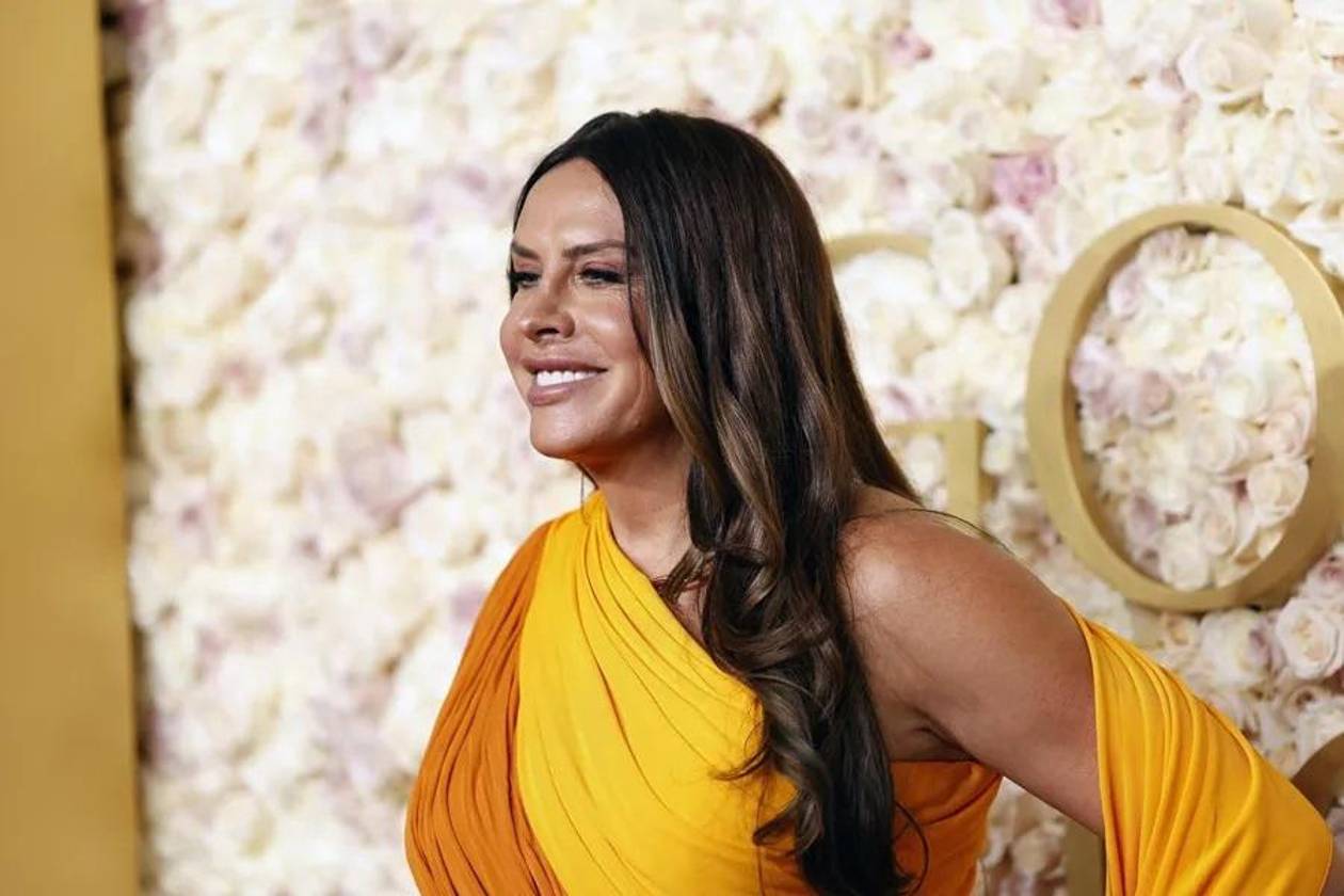 Karla Sofía Gascón ironiza sobre su escándalo en un videoclip musical