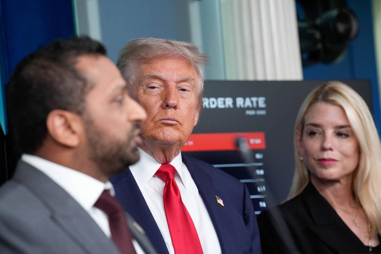 Trump aplaude el gran trabajo del jefe del FBI ante críticas por el caso de Charlie Kirk