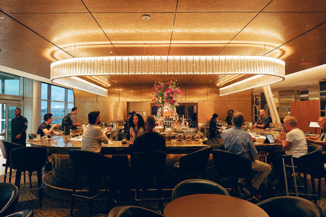 Champán, caviar y lattes: la nueva era del lujo en las salas VIP de los aeropuertos