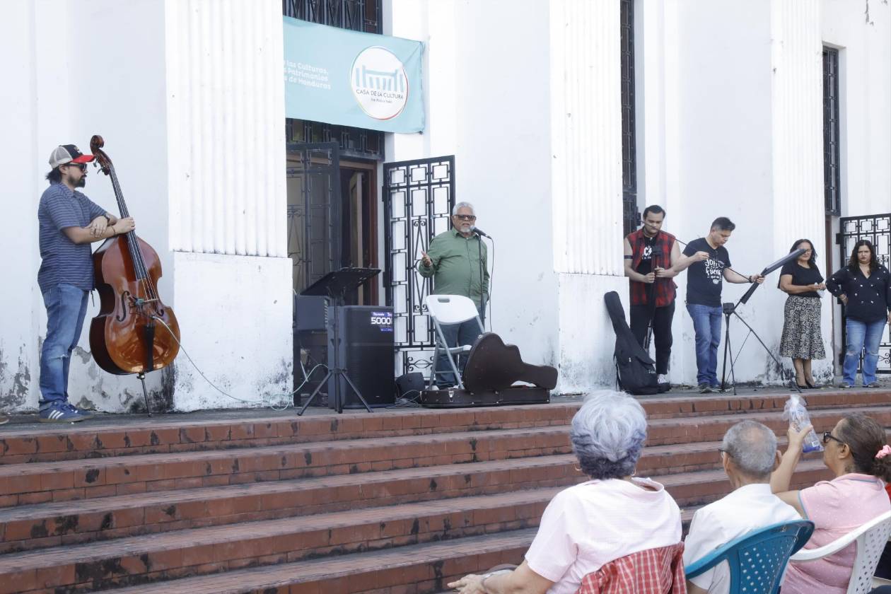 Realizan protesta artística por la conservación de la Casa de la Cultura de SPS