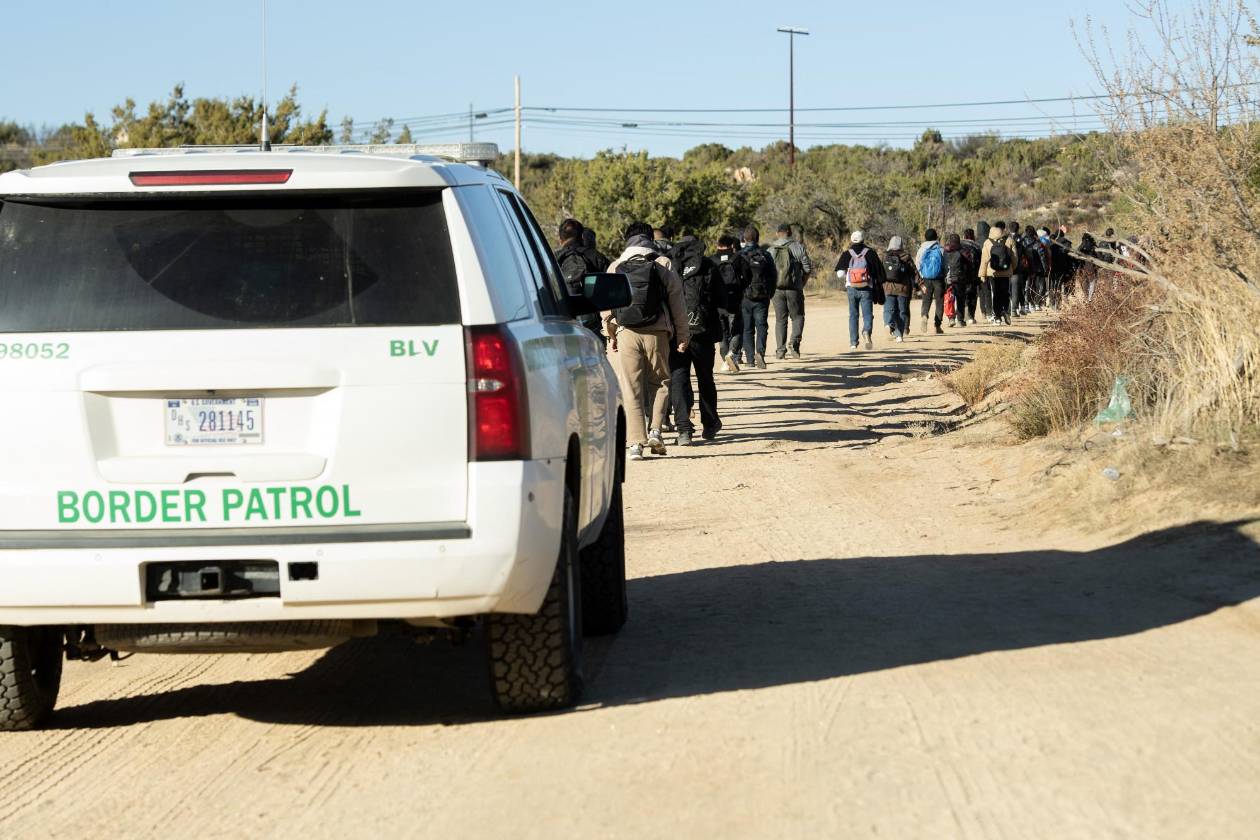 Migrantes malviven en el desierto: “nueva normalidad” en la frontera de EEUU