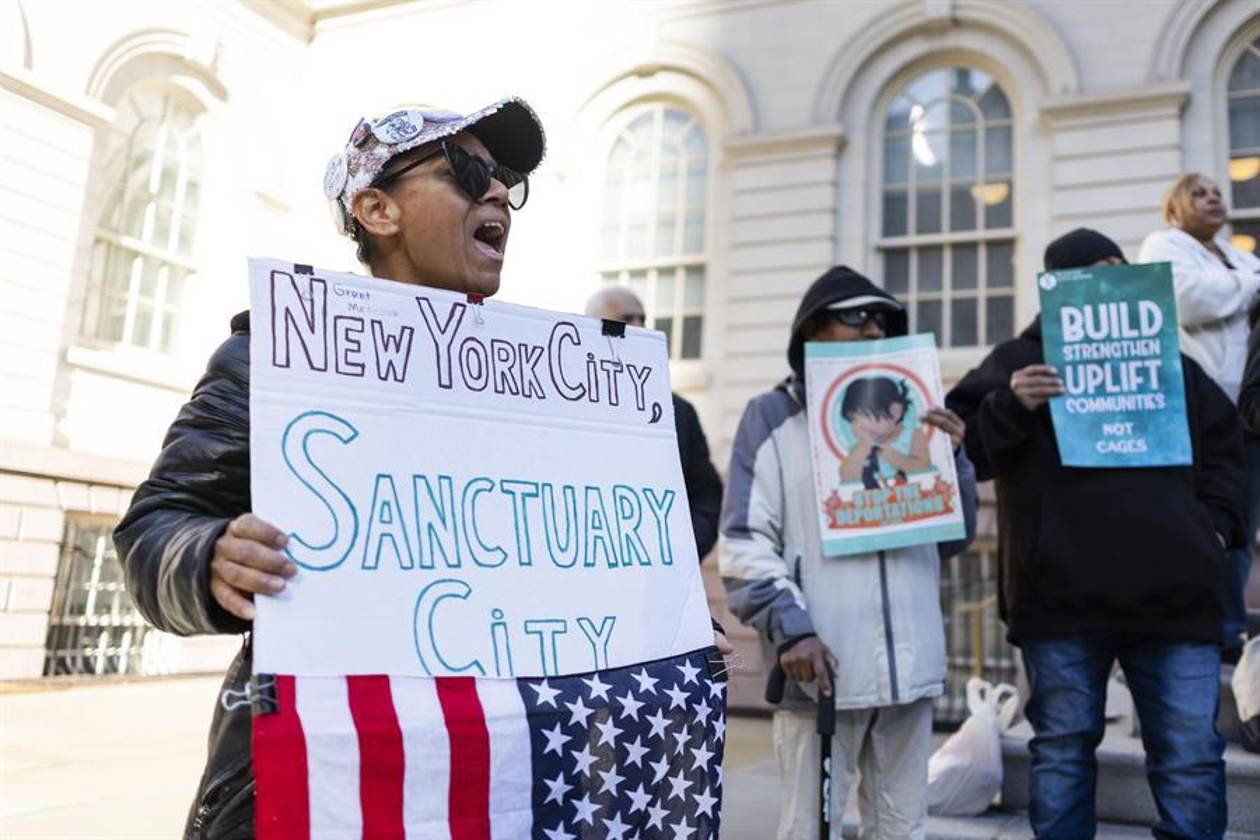 Migrantes piden protección a alcalde de Nueva York por “miedo” a deportaciones