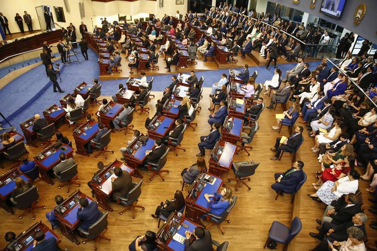 El Congreso salvadoreño aprueba reforma que elimina financiación a partidos