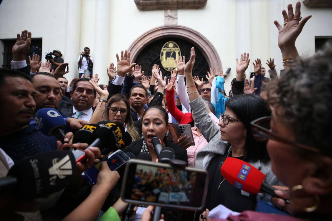 En sesión extraordinaria, diputados de oposición aprueban prórroga de sesiones en el CN