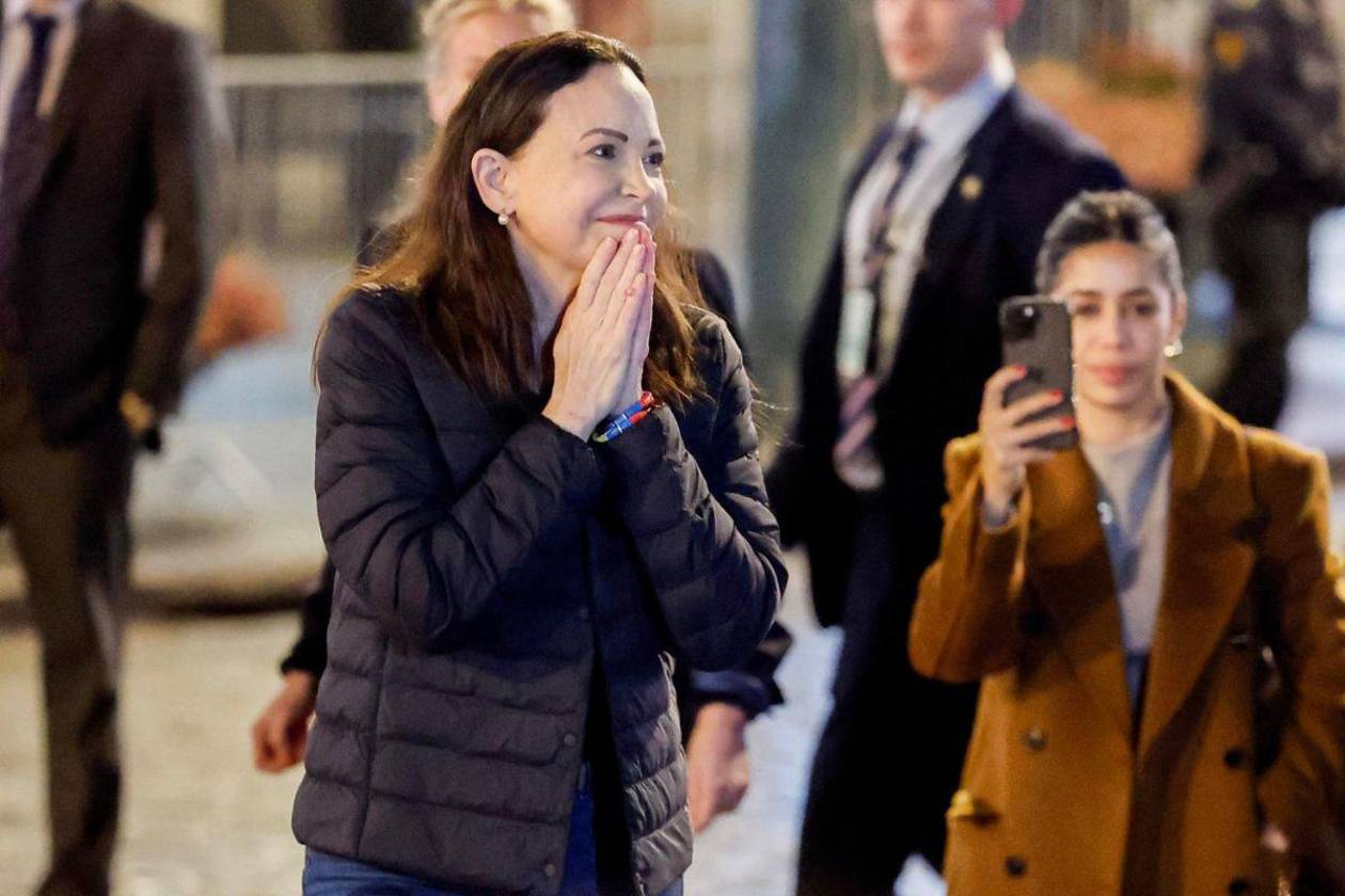 Un bote y un disfraz: Así fue la odisea de Machado para burlar la vigilancia de Maduro