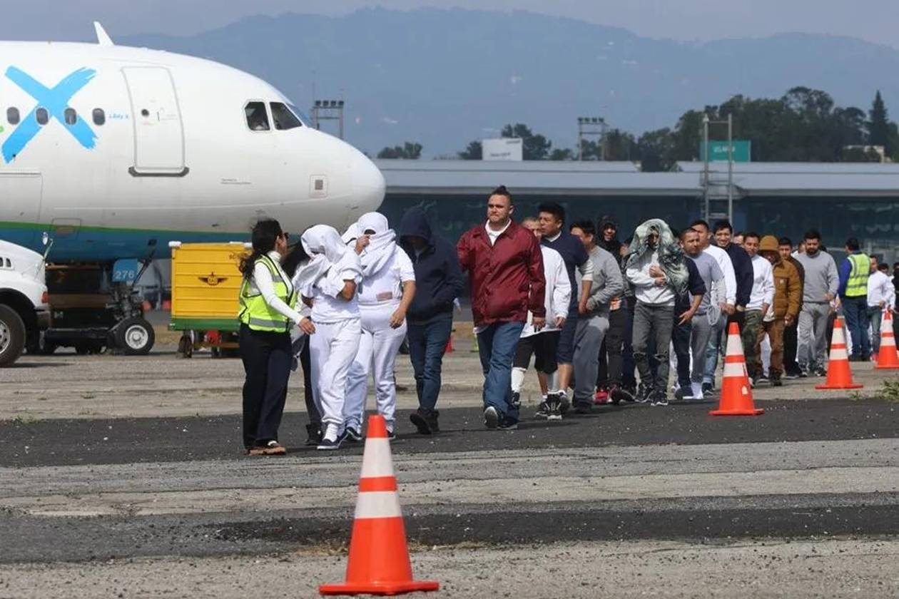 Guatemala recibe a deportados hondureños tras acuerdo con EEUU