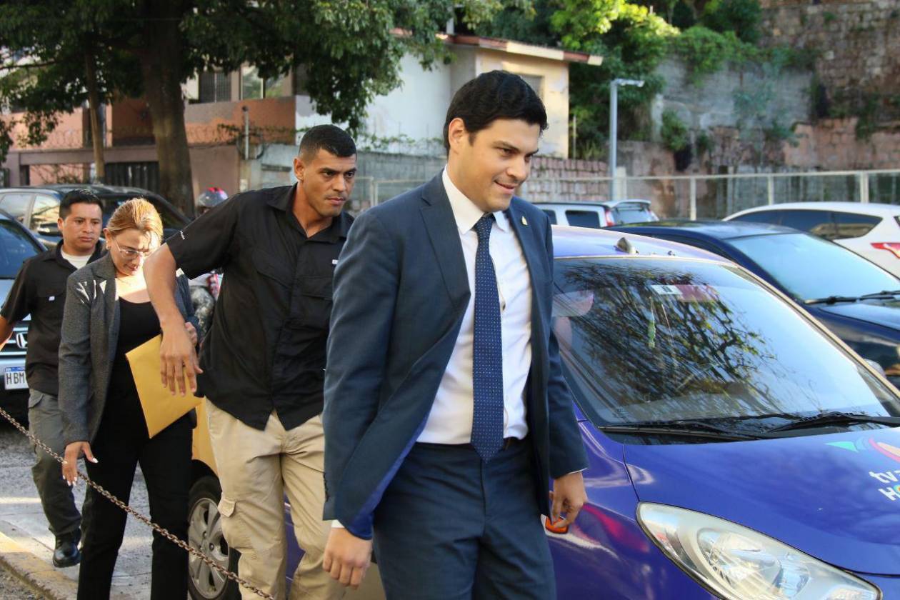 Marlon Ochoa llega al MP para entregar supuesto audio que vincula a una consejera del CNE