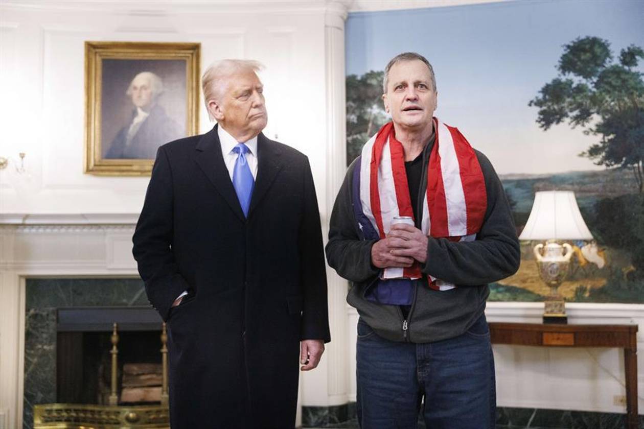 “Bienvenido a casa”: Trump recibe al estadounidense liberado por Rusia