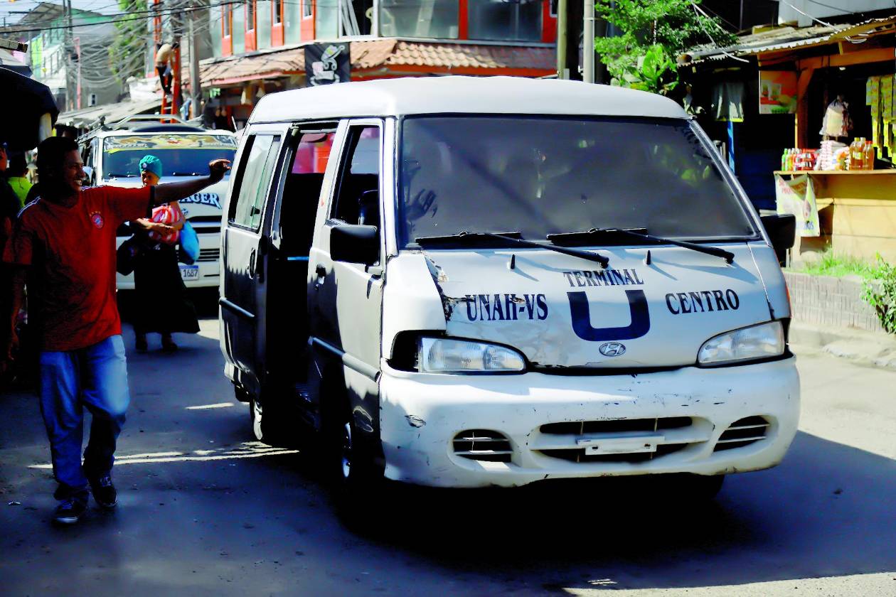 Más de 350,000 sampedranos viajan en autobuses obsoletos