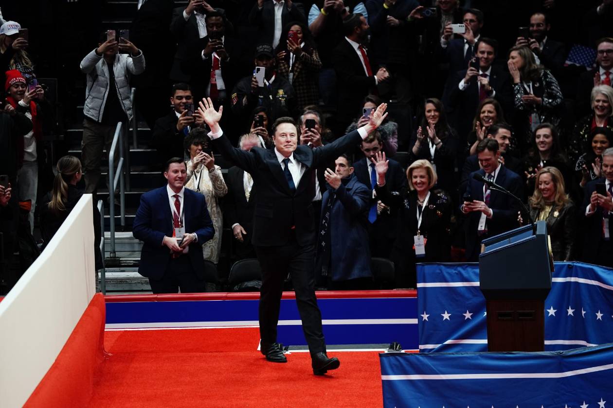 ¿Elon Musk está demasiado distraído para vender autos?