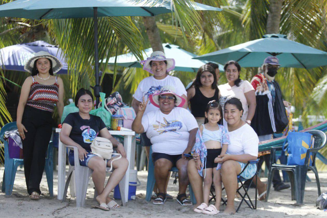 Vacacionistas disfrutan las bellas playas de Tela en Semana Morazánica