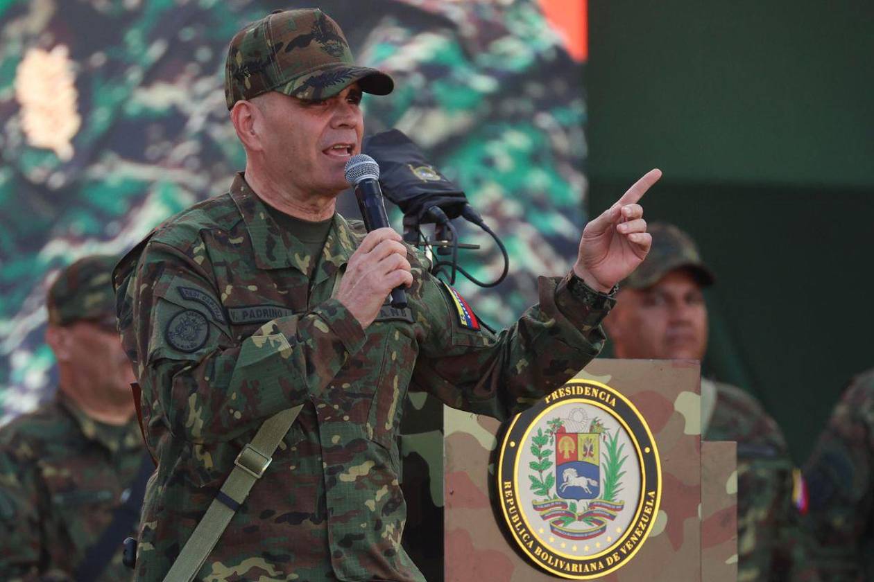 Gobierno de Maduro afirma que el país se defenderá “con armas”