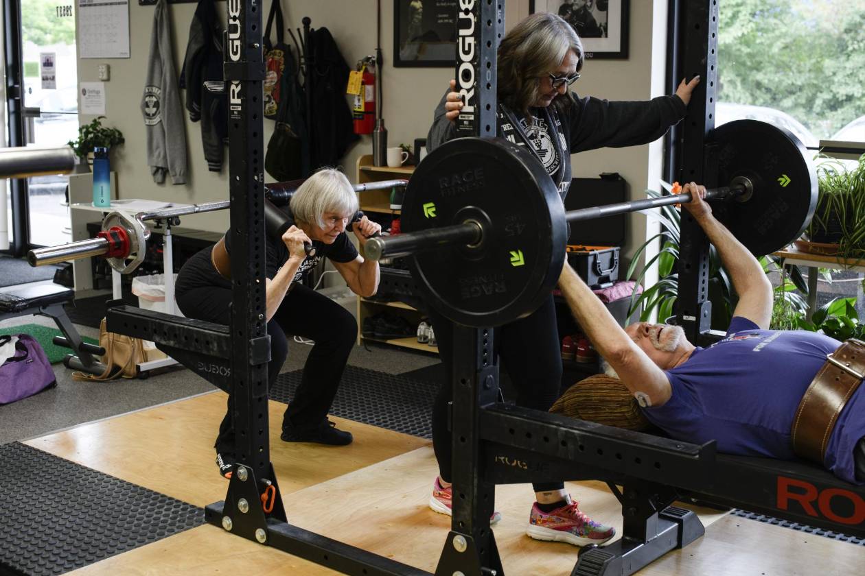 Levantar pesas, una de las claves para envejecer con fuerza