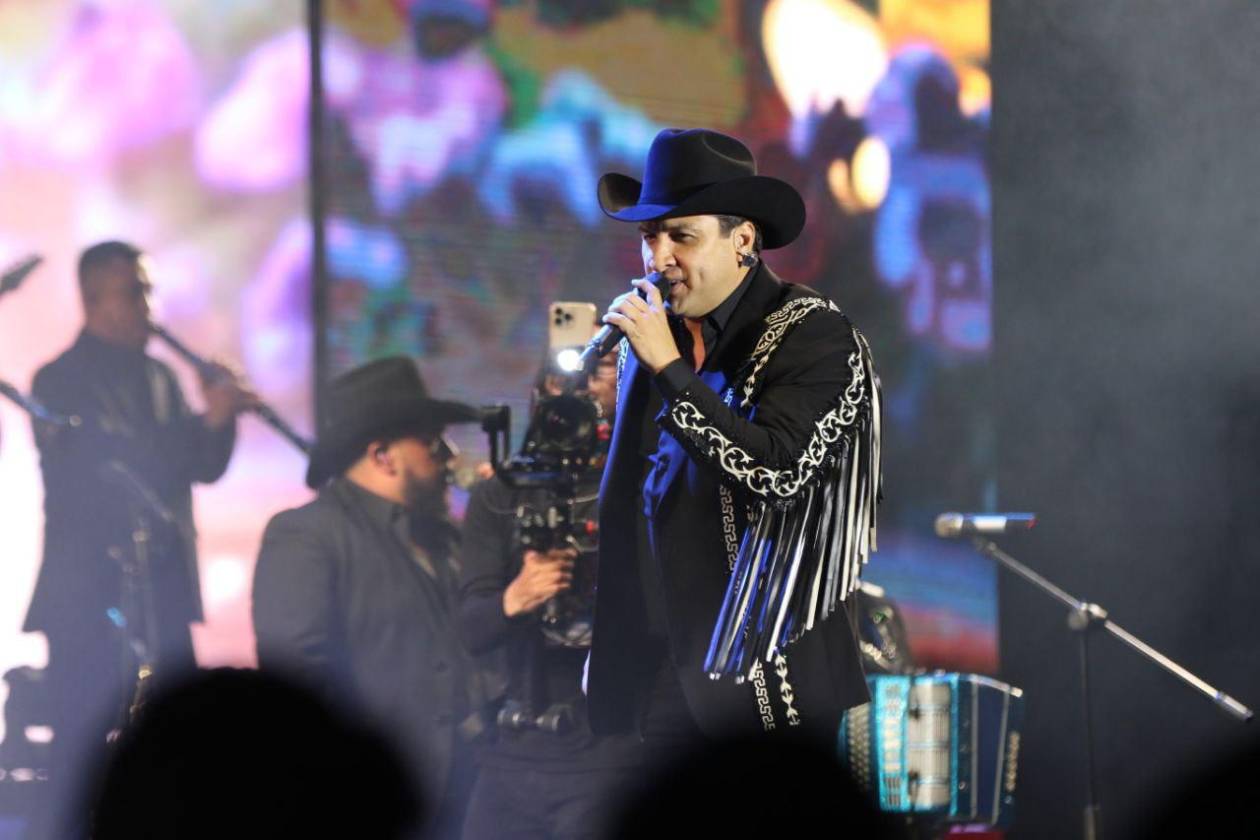 Julión Álvarez conquista Honduras con una noche de euforia norteña