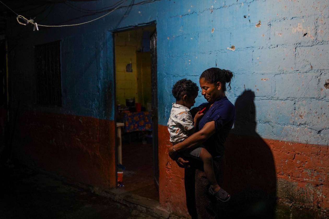 Migrantes varados en México luchan por volver a sus países