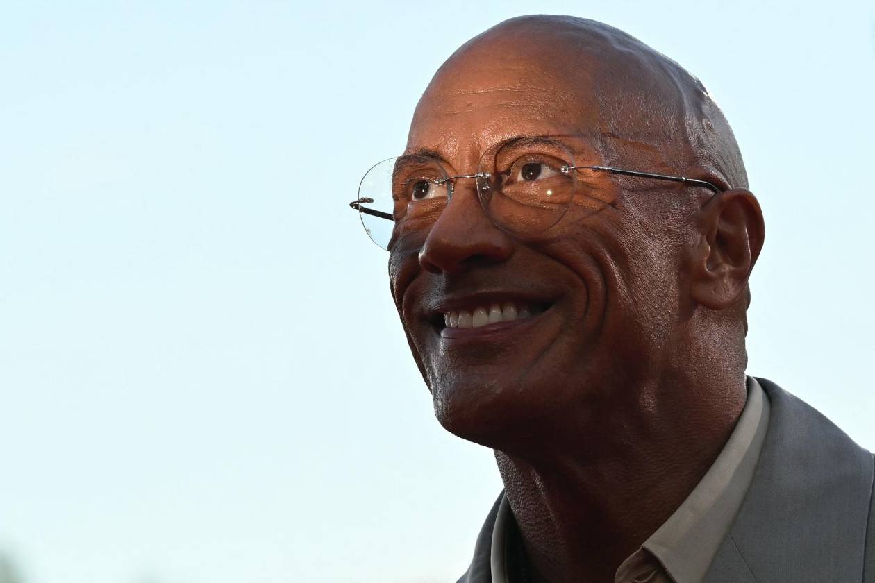 'La Roca' se reinventa con un impactante cambio en “The Smashing Machine”