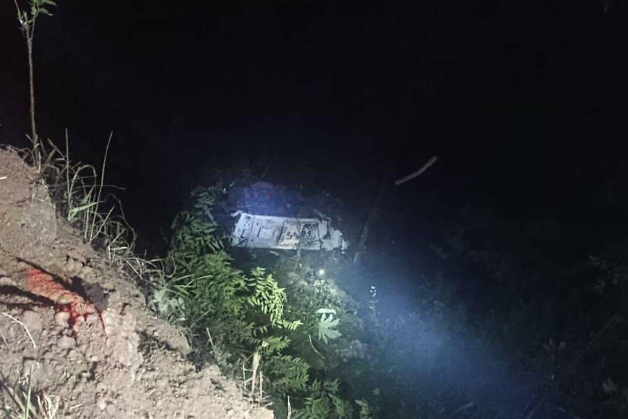 Al menos 10 muertos al volcar autobús con estudiantes en  Colombia