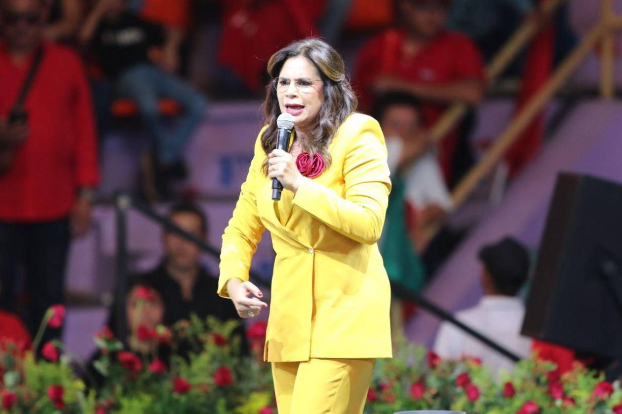 ¿Dolarizará la economía? Rixi Moncada responde