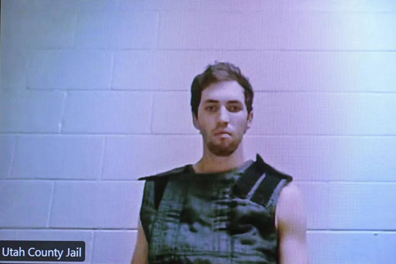 Acusado de asesinar a Charlie Kirk se presenta por primera vez en corte de EEUU