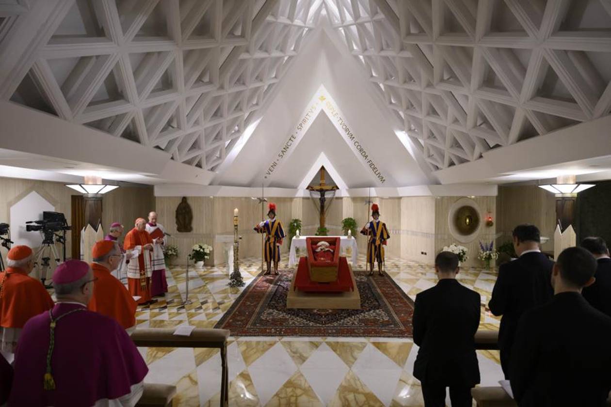 Las primeras imágenes del papa Francisco en su féretro