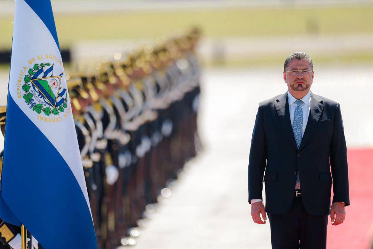 Chaves llega a El Salvador para visitar la megacárcel