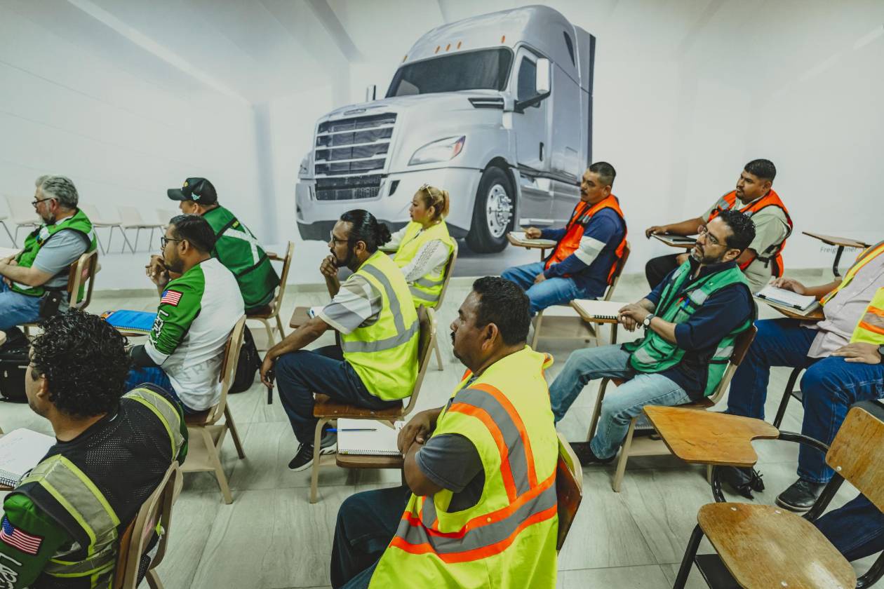 Trump manda a camioneros mexicanos a aprender inglés para trabajar en EEUU