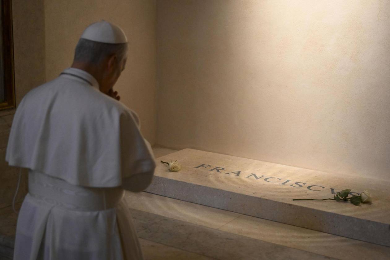 El papa León XIV reza en la tumba de Francisco