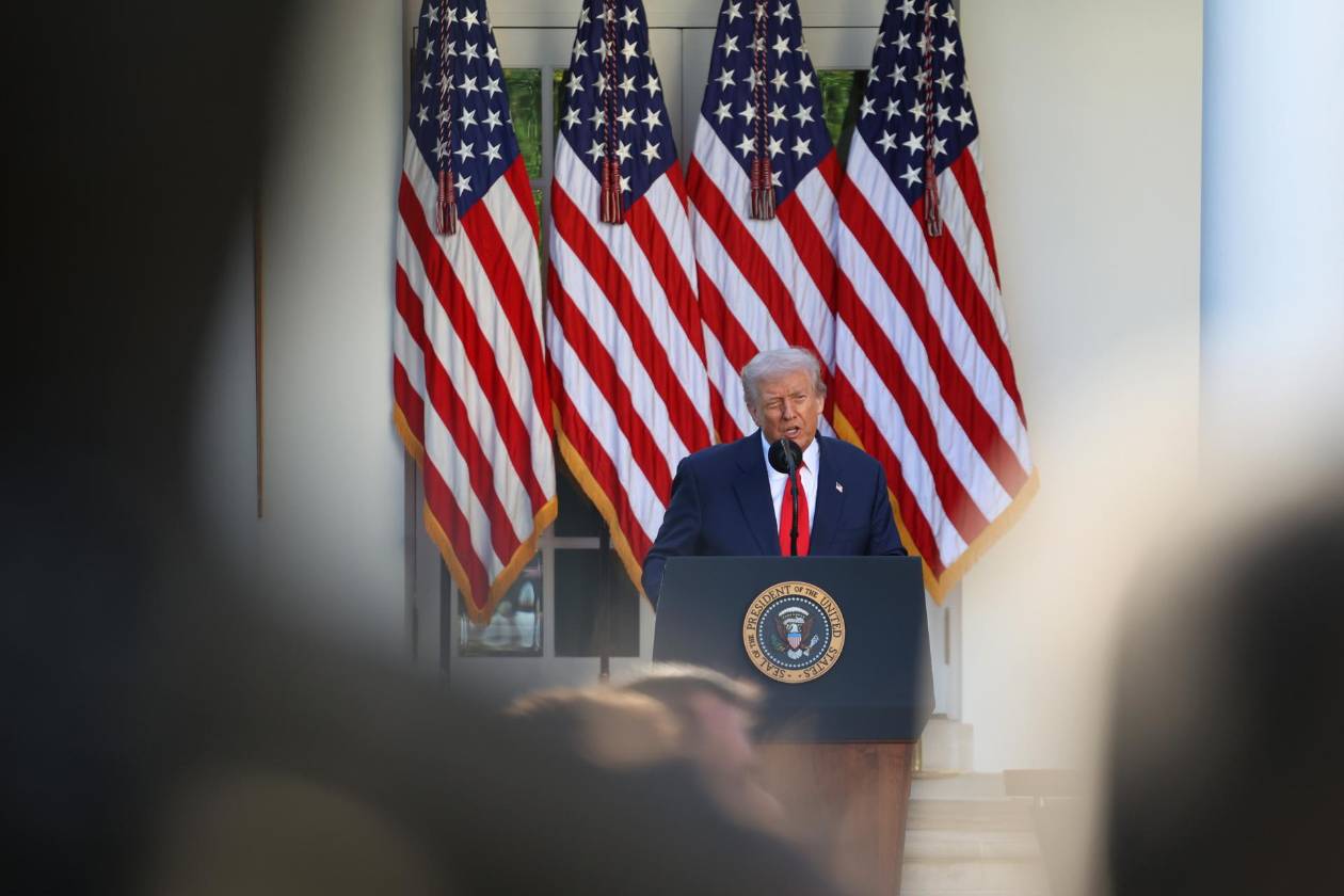 Jueza de EEUU bloquea despidos de Trump por cierre de Gobierno