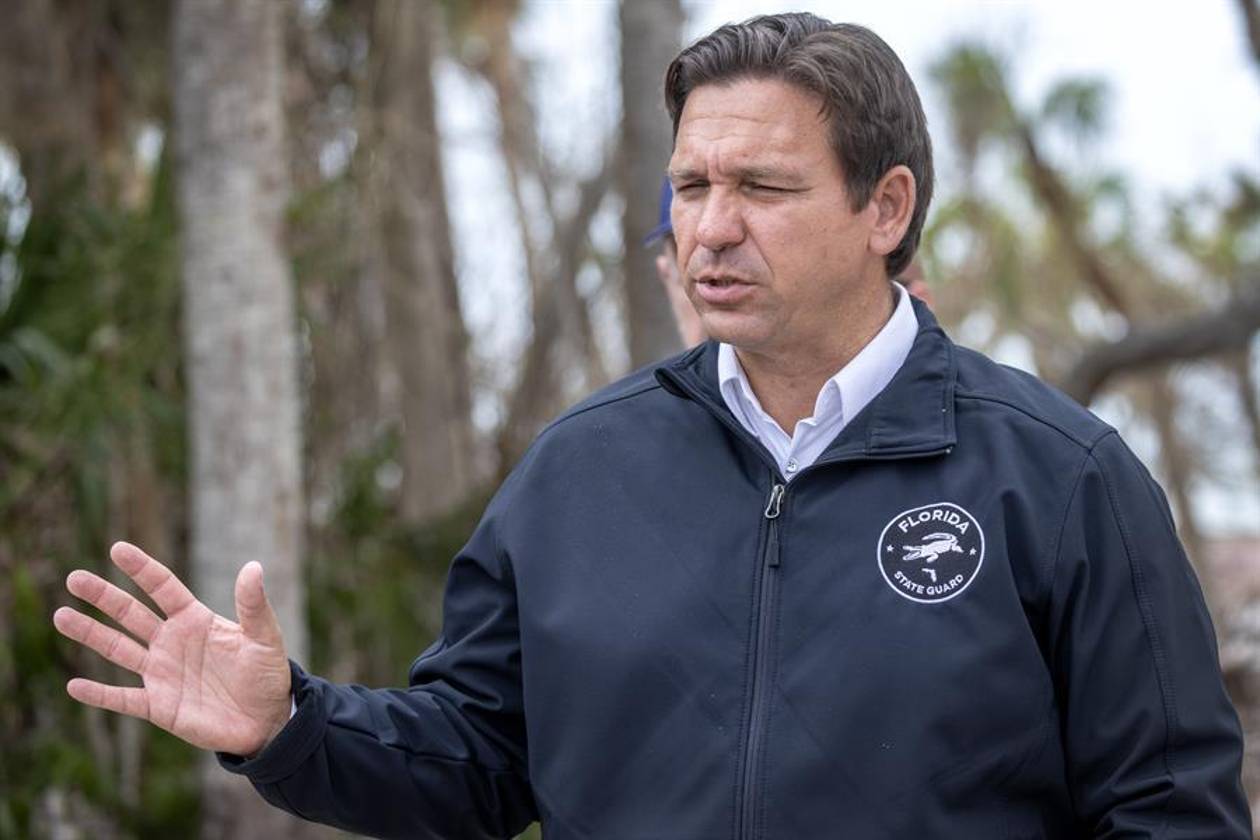 DeSantis pide poder extraordinario para transportar extranjeros fuera de EEUU, dice diario