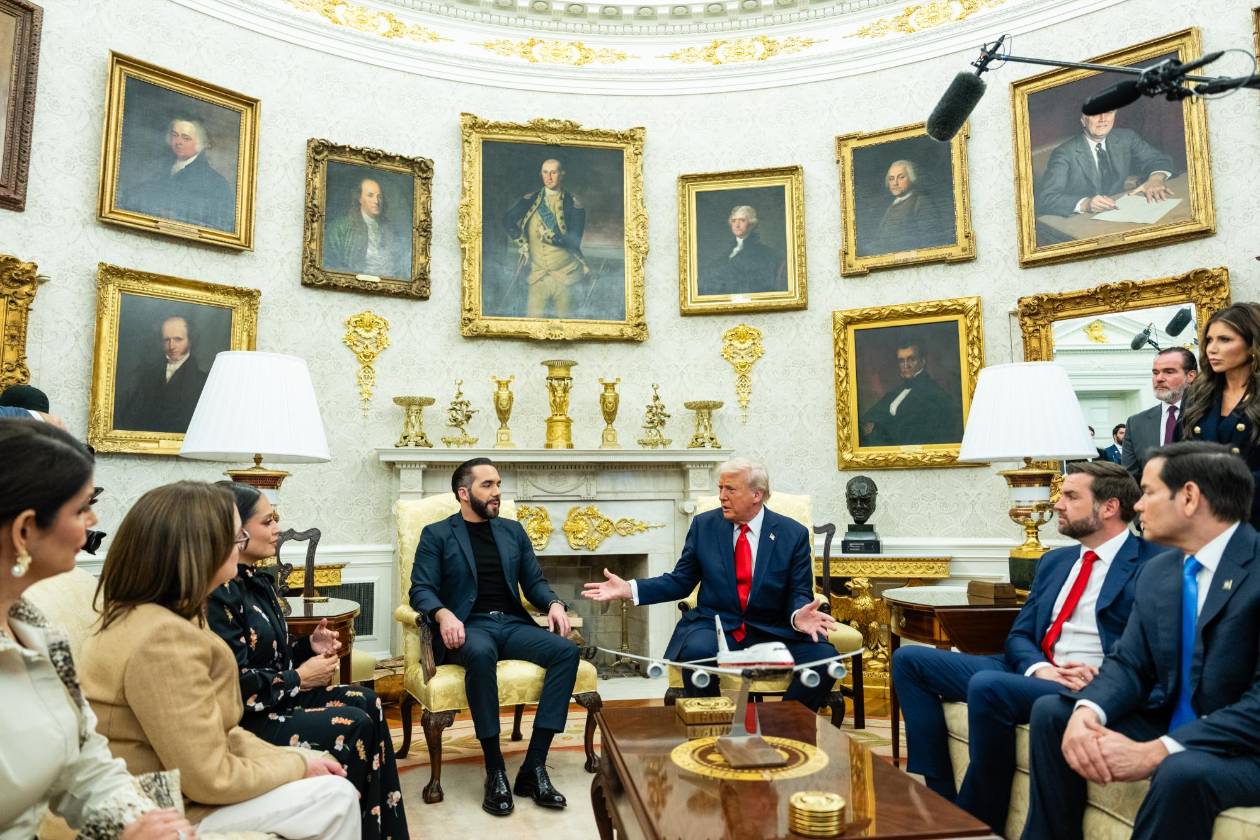 Trump envía deportados a países lejanos, incluso en guerra