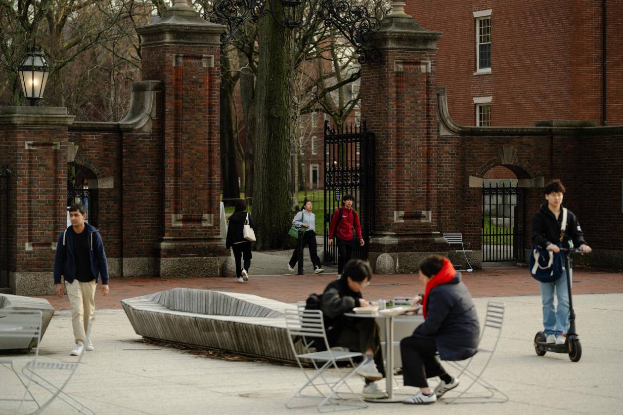 Estudiantes chinos, los más afectados si Harvard deja de aceptar extranjeros