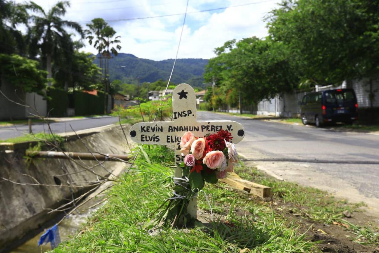 Colocan cruz en honor al héroe policial Kevin Pérez y al niño Elvis Eliú