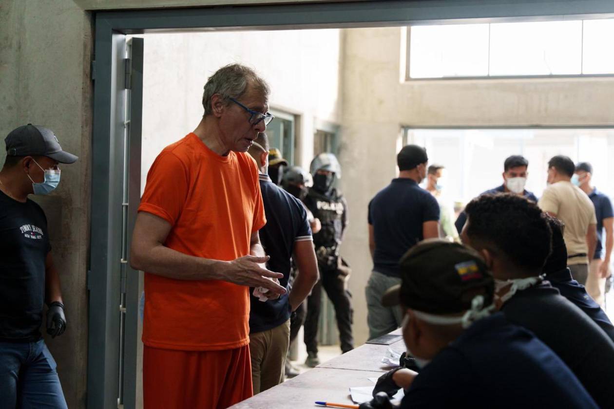 Ecuador traslada primeros reos a nueva cárcel estilo Bukele