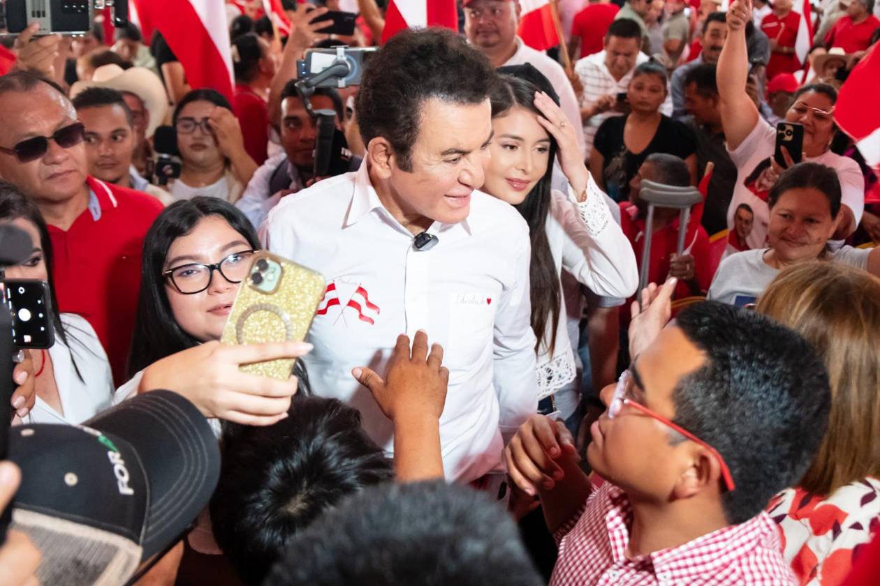 Liberales reciben con algarabía a Salvador Nasralla en El Progreso