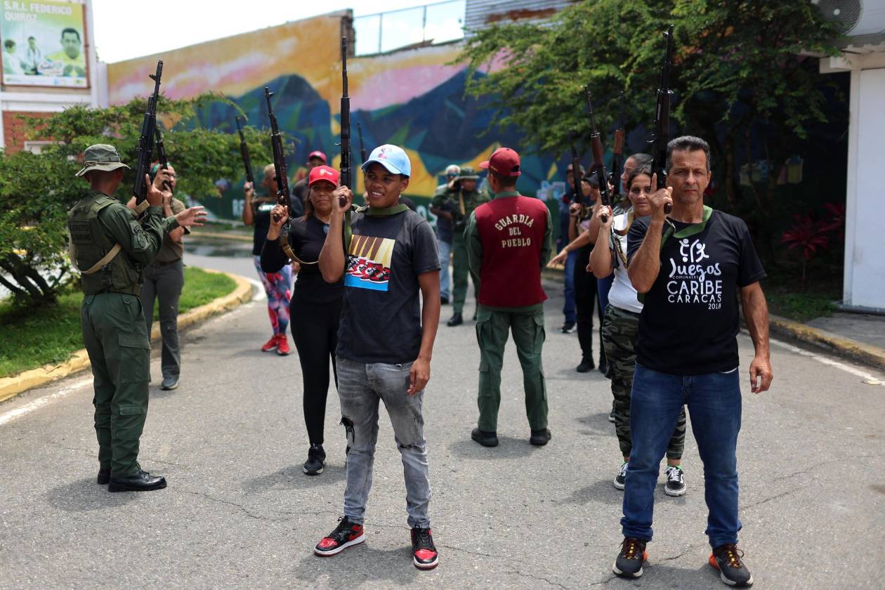 Fuerza Armada de Venezuela adiestra a comunidades con armamento en defensa del país
