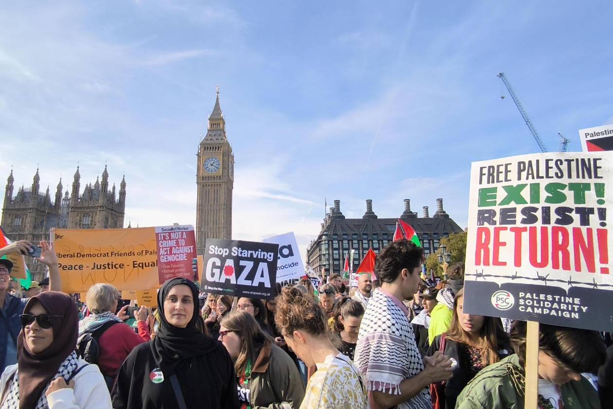 Miles de personas marchan por Palestina en Londres tras alto el fuego en Gaza