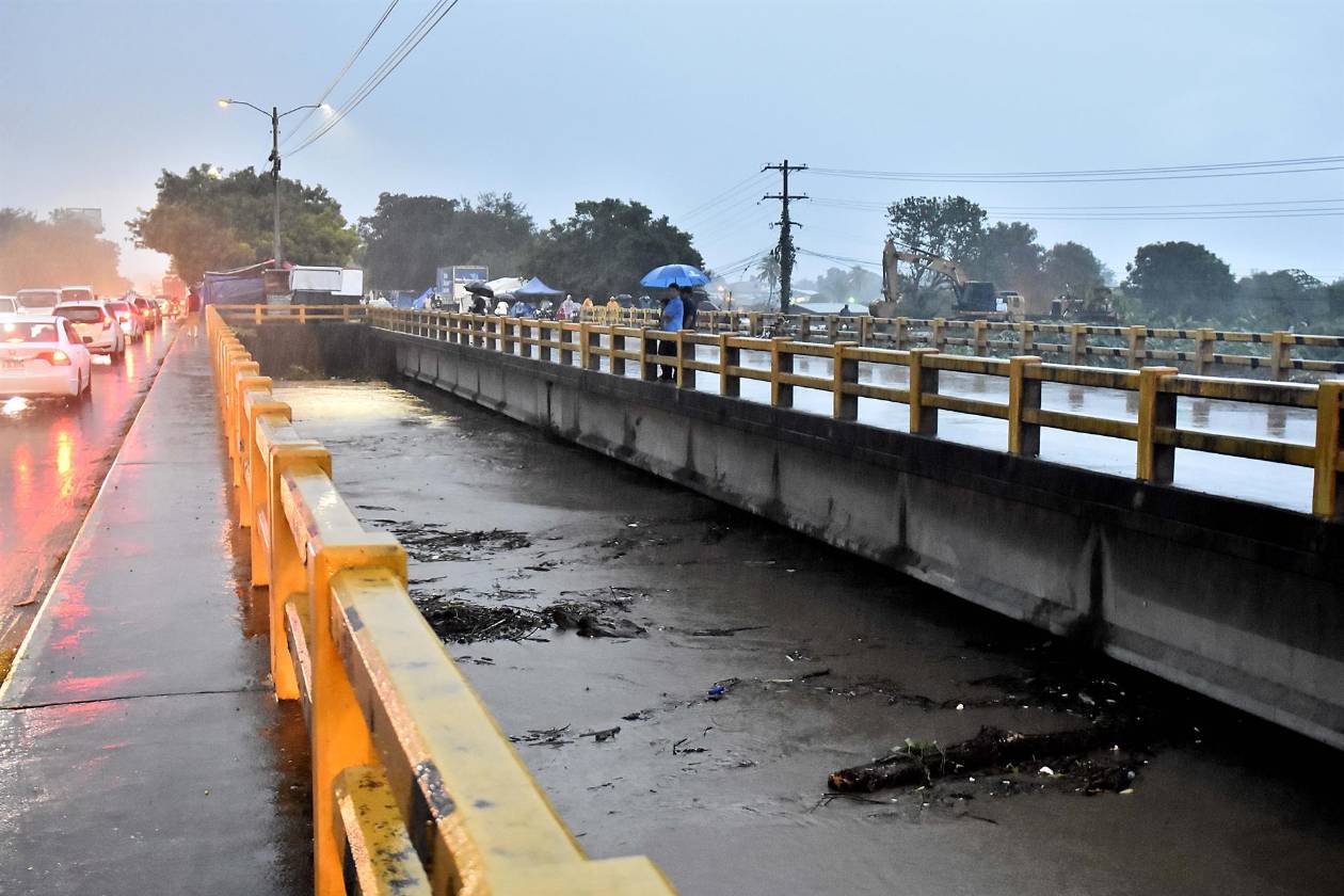 Tres muertos, miles de evacuados y daños en carreteras deja Julia en Honduras