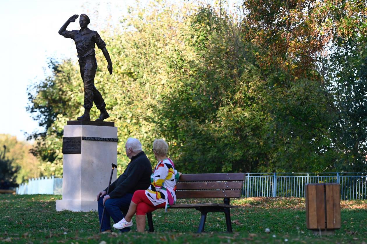 Reverencia e ira frente a la estatua de un general acusado de tortura
