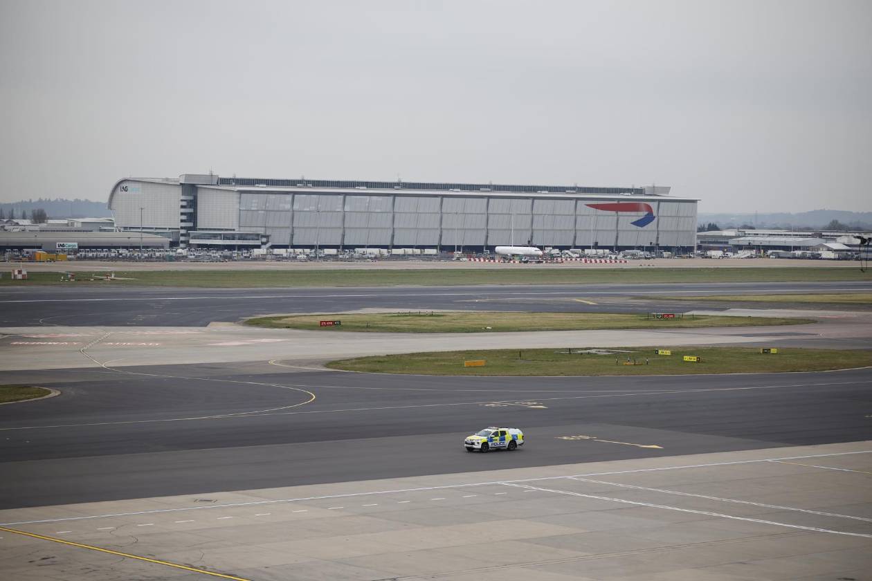 El aeropuerto Heathrow permanecerá cerrado y en alerta tras incendio