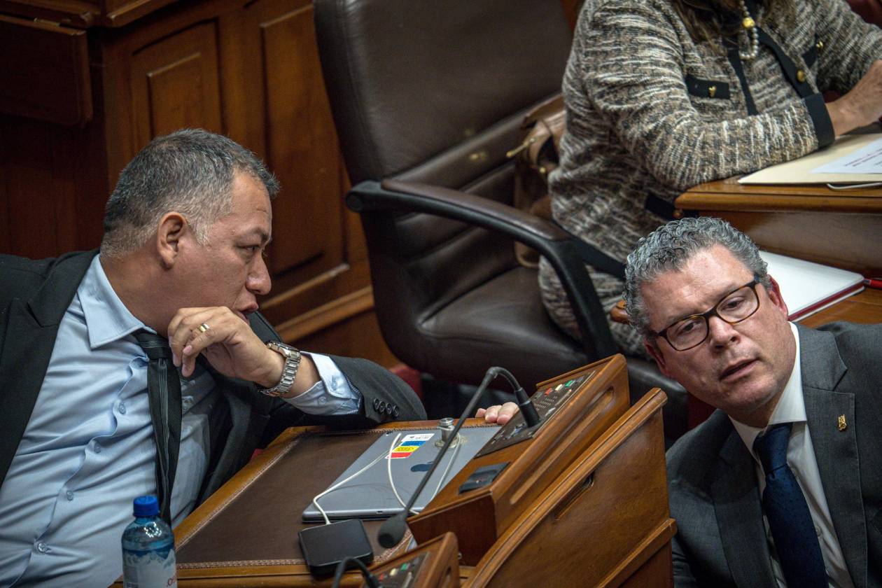 Promotores de destitución de la presidenta de Perú piden a Brasil y Ecuador no darle asilo